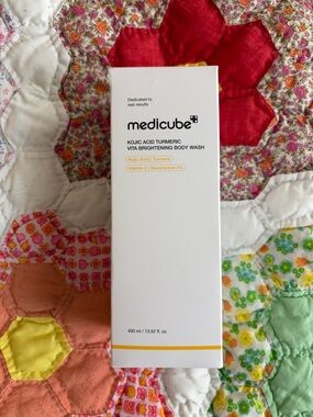 Medicube Kojic Acid Turmeric Vita Brightening Body Wash — White & Yellow